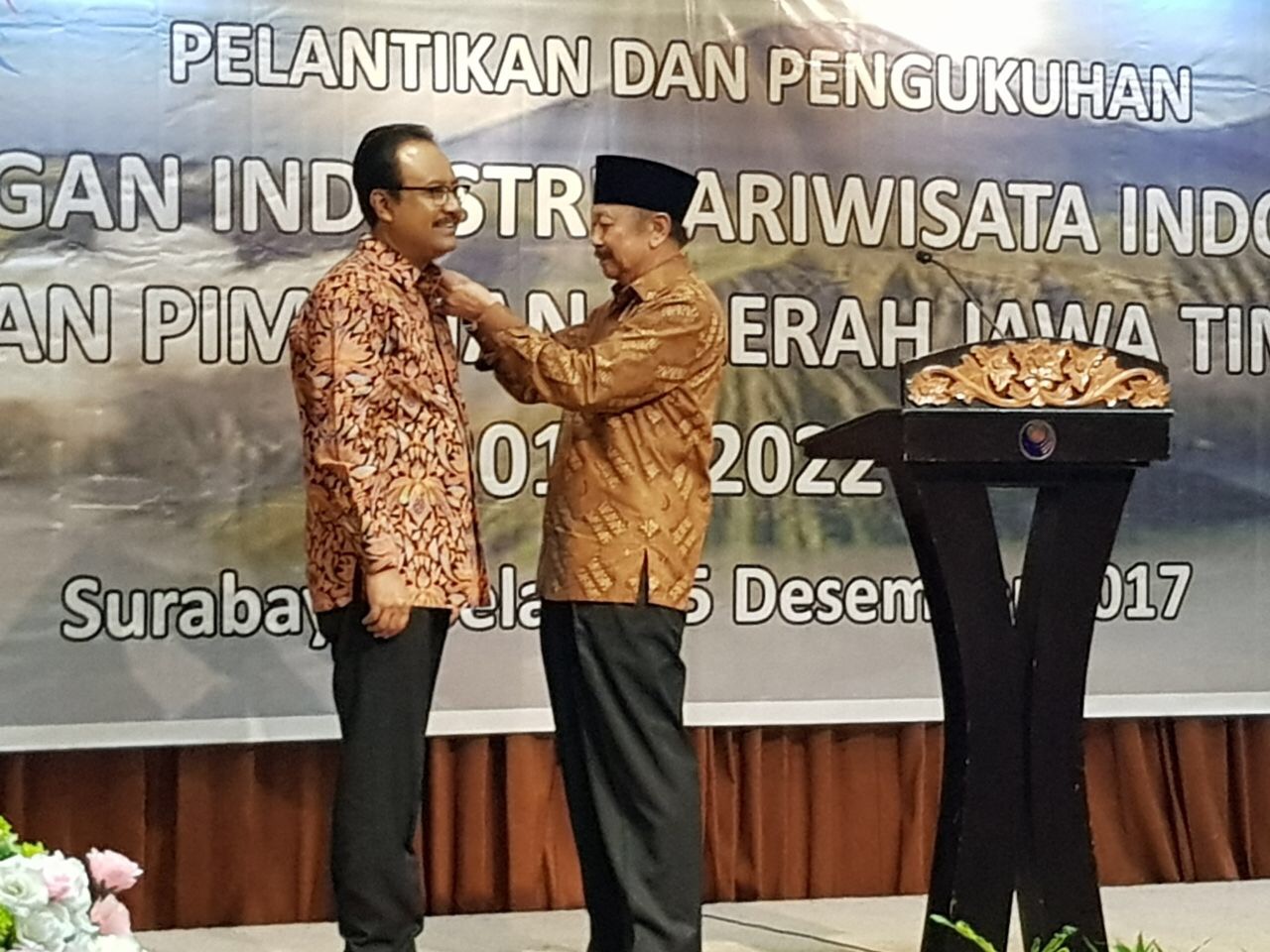 Wagub Jatim Saifullah Yusuf (Gus Ipul) saat menerima pin di sela pelantikan pengurus industri Pariwisata Jatim, Selasa (5/12). Foto : Ngopibareng 