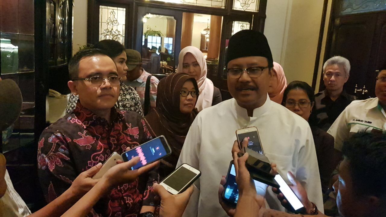 Cagub Jatim Saifullah Yusuf (baju putih) bersama cawagub Abdullah Azwar Anas (Kiri) ketika menjelaskan tim pemenangan, Selasa (5/12). Foto : Ngopibareng.id