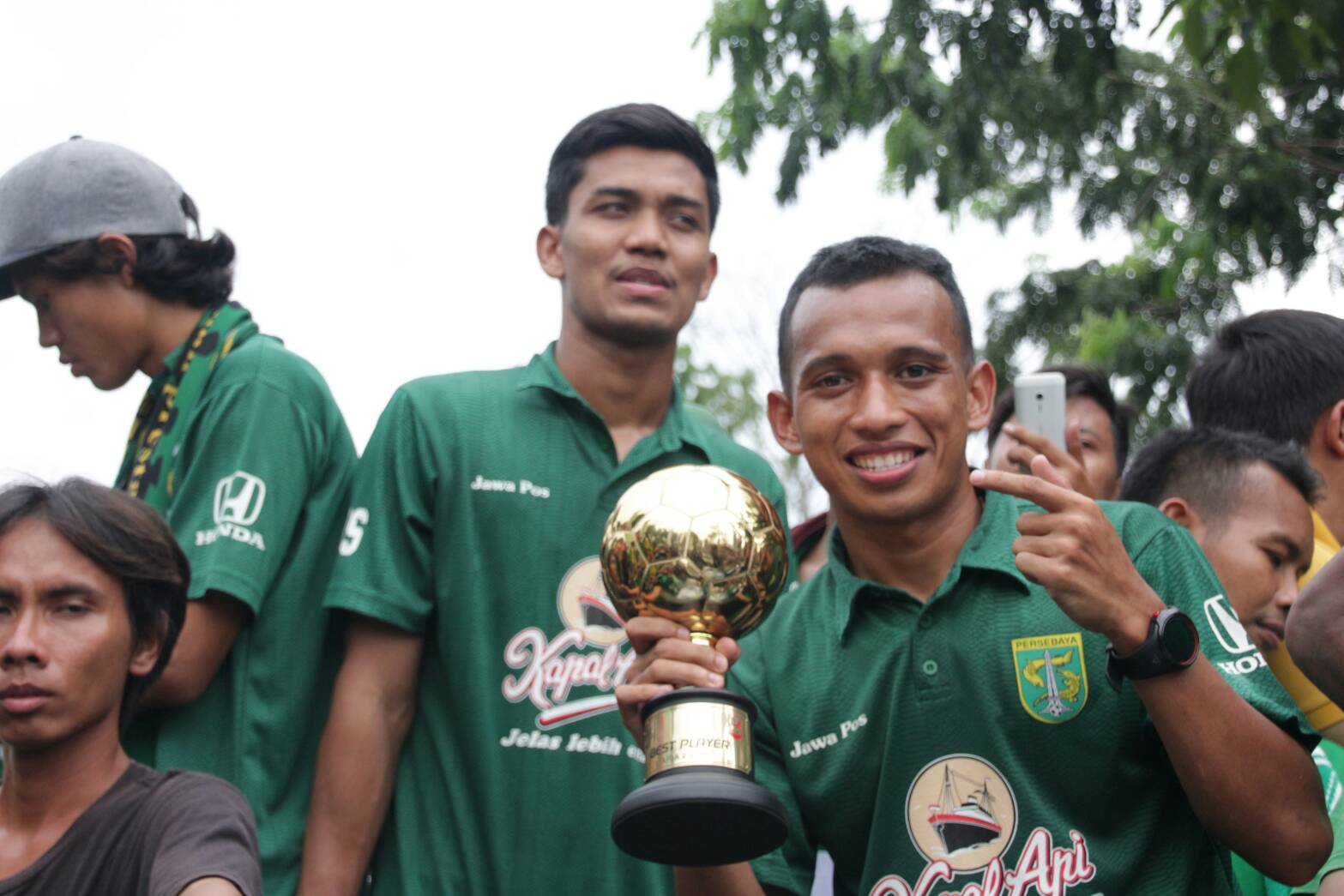 Pemain Persebaya, Irfan Jaya (bawa piala) dikabarkan akan mendapatkan gaji dua kali lipat dari Persebaya di musim 2018. (foto : ngopibareng) 