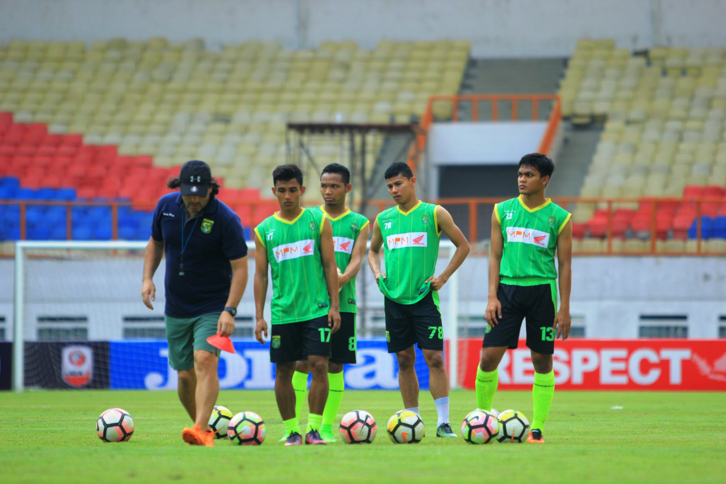 Persebaya dikabarkan akan mempertahankan sebaian pemainnya dan bakal mempertambah amunisi untuk menyambut kompetisi Liga 1. (foto : ngopibareng) 