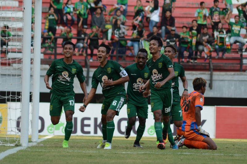 Pemain Persebaya sedang merayakan gol ke gawang lawan. (Foto: ngopibareng) 