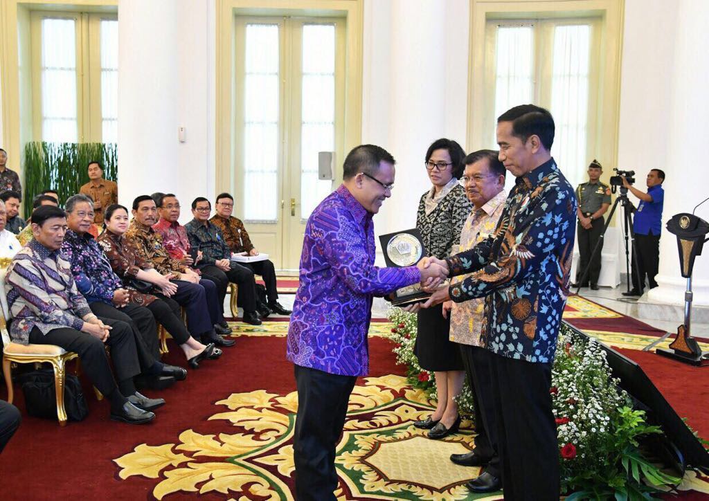 Bupati Banyuwangi Abdullah Azwar Anas ketika menerima penghargaan dari Presiden Jokowi, Rabu (6/12). Foto : Istimewa