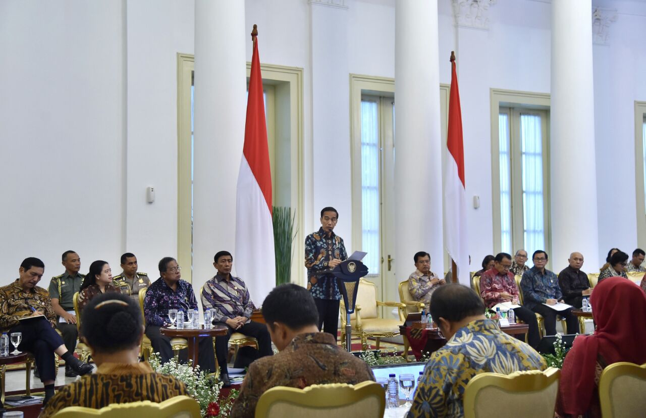 Presiden di Istana Kepresidenan Bogor, Jawa Barat, pada Rabu, 6 Desember 2017, saat memimpin Sidang Kabinet Paripurna tentang Rencana Kerja Pemerintah Tahun 2018 dan Persiapan Pilkada Serentak 171 Daerah. (Foto: Biro Pers Setpres)