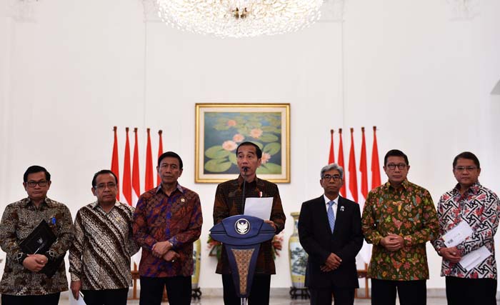 Presiden Joko Widodo (tengah) didampingi Menkopolhukam Wiranto (ketiga kiri), Mensesneg Pratikno (kedua kiri), Seskab Pramono Anung (kiri), Menkominfo Rudiantara (kanan), Menteri Agama Lukman Hakim Saifuddin (kedua kanan) dan Wakil Menteri Luar Negeri AM Fachir (ketiga kanan) menyampaikan pernyataan sikap terkait pernyataan sepihak Amerika Serikat atas diakuinya Yerusalem sebagai ibu kota Israel di Istana Kepresidenan Bogor, Jawa Barat, Kamis (7/12). Pemerintah Indonesia mengecam keras pernyataan Pemerintah Amerika Serikat dengan mengakui Yerusalem sebagai ibu kota Israel, yang dikhawatirkan memicu guncangan stabilitas keamanan dunia. (puspa perwitasari/antara) 