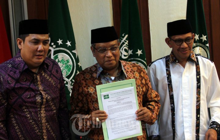 SIKAP RESMI: Ketua Umum PBNU KH Said Aqil Siroj bersama Sekjen Helmy Faishal Zaini dan Robikin Emhas. (foto: ngopibareng.id)