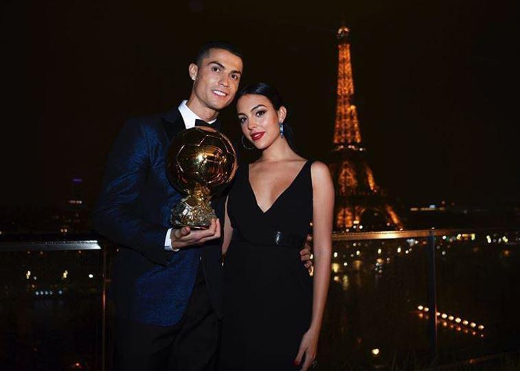  Ronaldo bersama  serta pacarnya Georgina Rodriguez usai menerima penghargaan Ballon'dor 2017, dini hari tadi. 