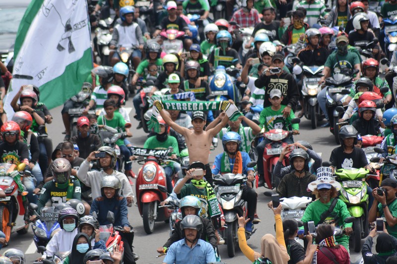 Suporter Persebaya, Bonek Mania saat konvoi perayaan juara Bajol Ijo di Liga 2. (foto : hrs/ngopibareng)