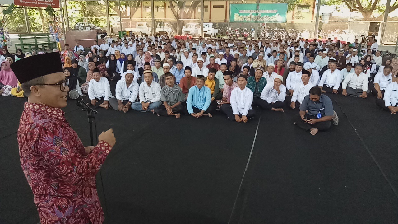 Bupati Banyuwangi Abdullah Azwar Anas saat memberangkatkan umroh para petugas kebersihan. Foto : Ngopibareng