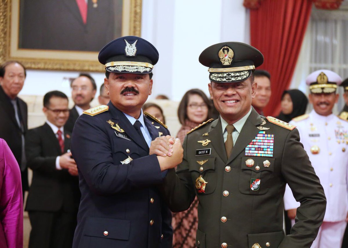 Mantan Panglima TNI, Jenderal Gatot Nurmantyo menjabat Marsekal Hadi Tjahjanto. (Foto: Istimewa)