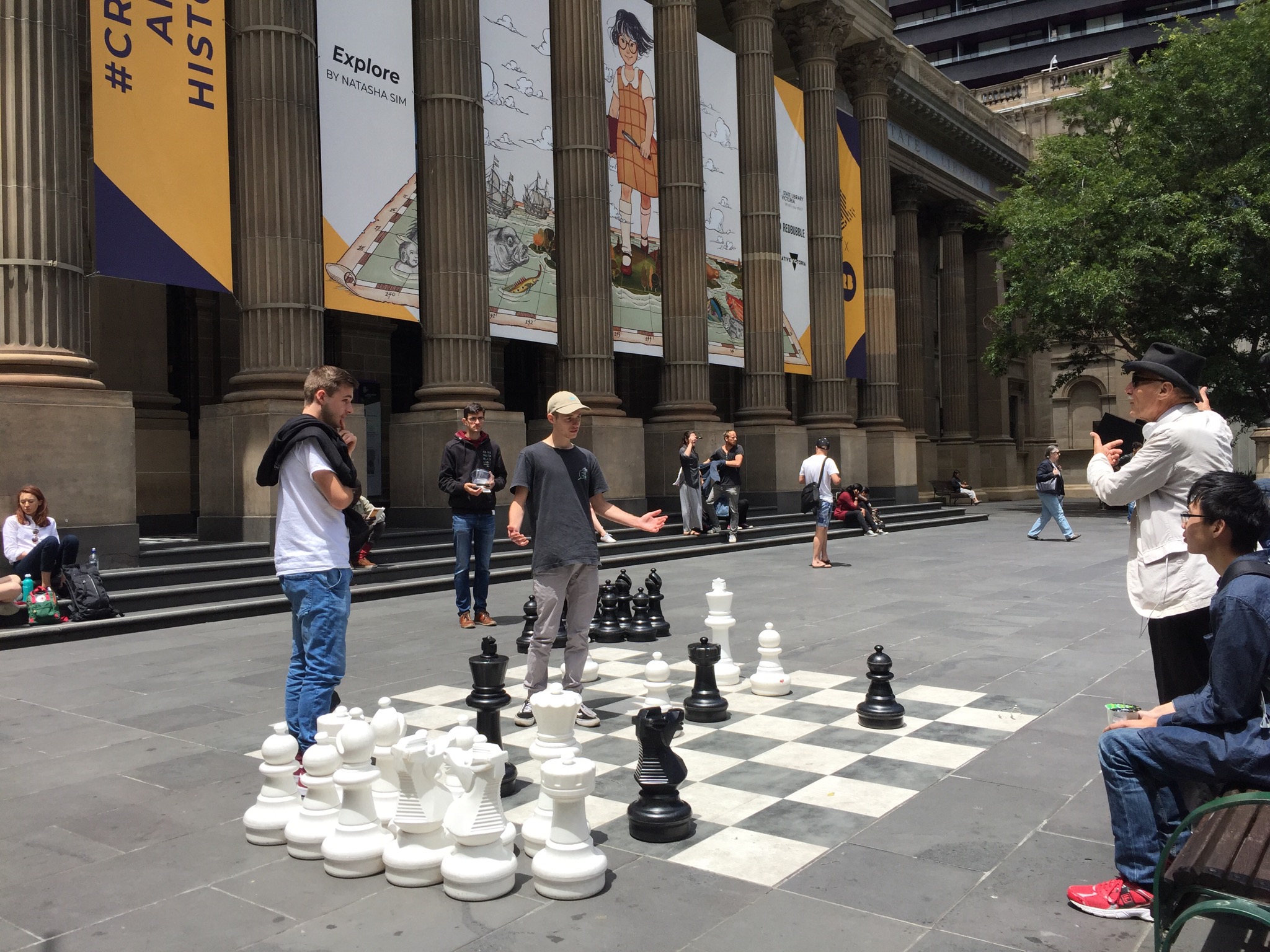 RUANG PUBLIK: Halaman perpustakaan di Melbourne menjadi ruang publik yang mengasyikkan. (Foto Arif Afandi)