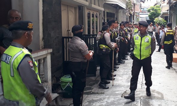 Seorang terduga teroris berinisial MM alias DN, diamankan Tim Densus 88 Anti Teror di kediamannya, di kawasan Religi Sunan Ampel, Jalan Ampel Kembang No 25, Surabaya. (Foto: Sketsanews)