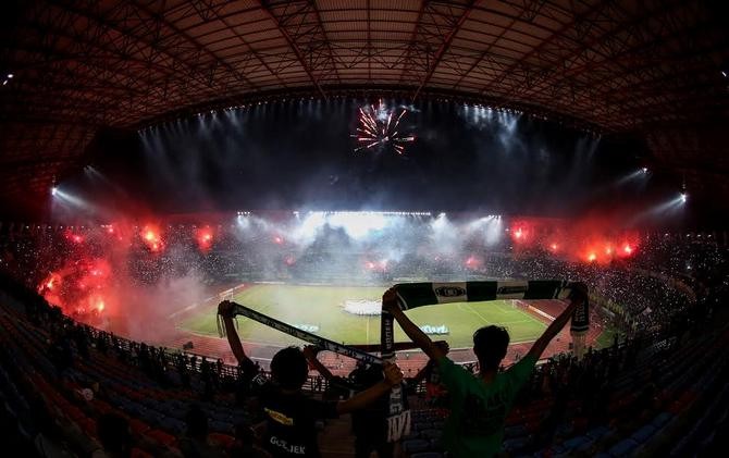 Kemeriahan suasana Stadion Gelora Bung Tomo dalam laga "Celebration Game Persebaya" Sabtu 9 Desember 2017, malam. foto:jawapos