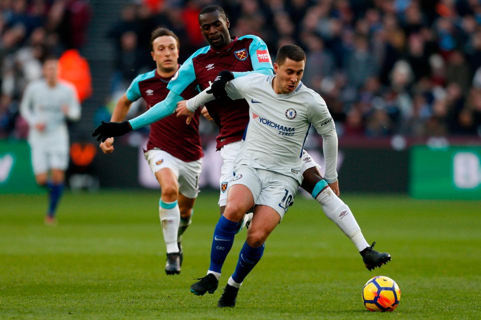 Pemain West Ham, Pedro Obiang mengawal ketat pemain andalan Chelsea, Hazrad dalam laga lanjutan Liga Inggris, tadi malam. foto; AFP 