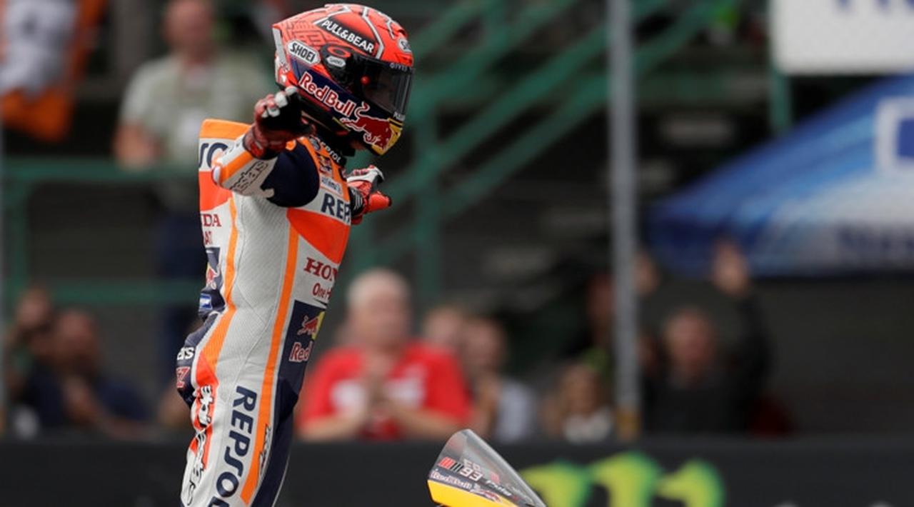 Marc Marquez saat selebration keberhasilannya menjuarai seri MotoGP 2017. (foto AFP)