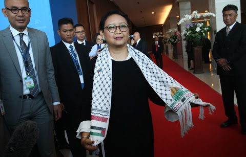 Menlu Retno Marsudi menunjukkan syal bendera Palestina. Foto : Antara