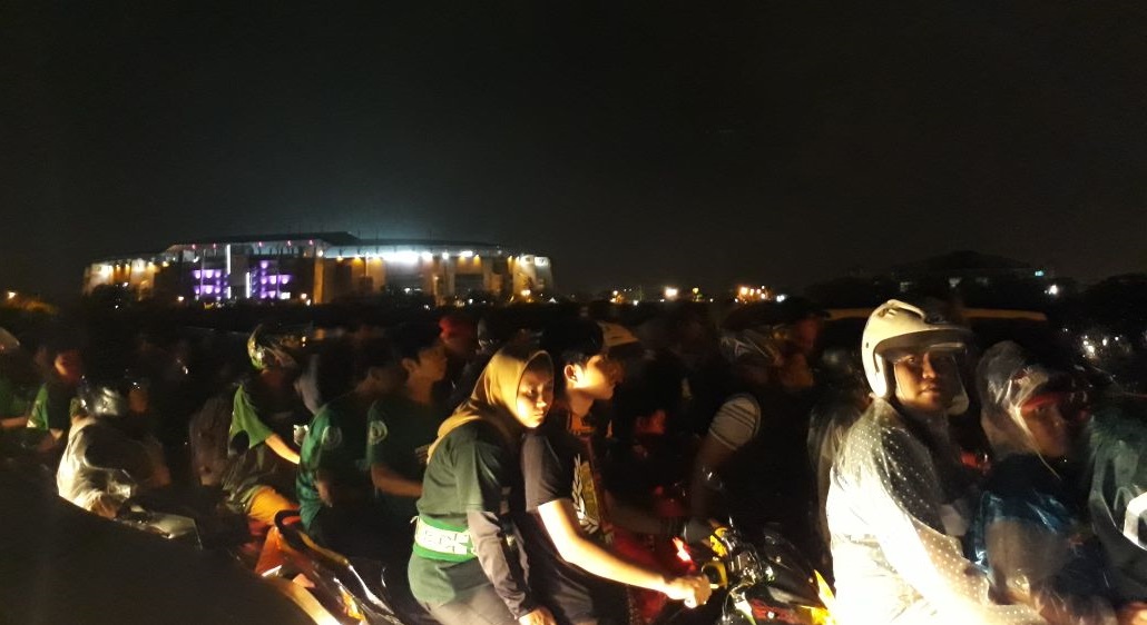 Kondisi di luar Stadion Gelora Bung Tomo. Ribuan Bonek Mania tidak bisa menyaksikan pertandingan Celebration Game Persebaya, Sabtu 9 Desember 2017. (Foto : ngopibareng.id)