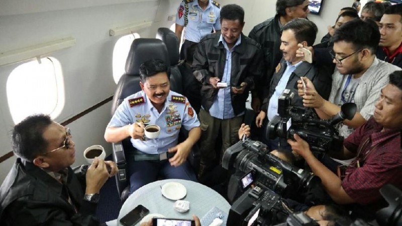 Ngopi bareng di udara. Cara Unik Panglima TNI Hadi Tjahjanto Berkenalan dengan Media. Ngopi bareng di udara. Cara unik Panglima TNI Hadi Tjahjanto berkenalan dengan media. (Foto: Dok. TNI AU)