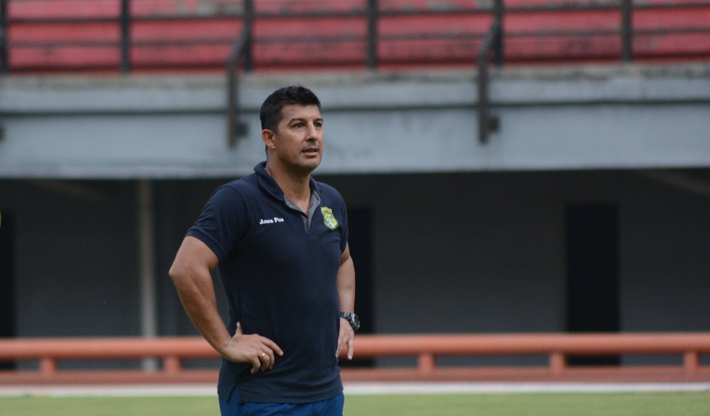 Pelatih Persebaya Surabaya, Angel Alfredo berencana akan datangkan bek Bhayangkara FC Otavio Dutra. (foto : ngopibareng)