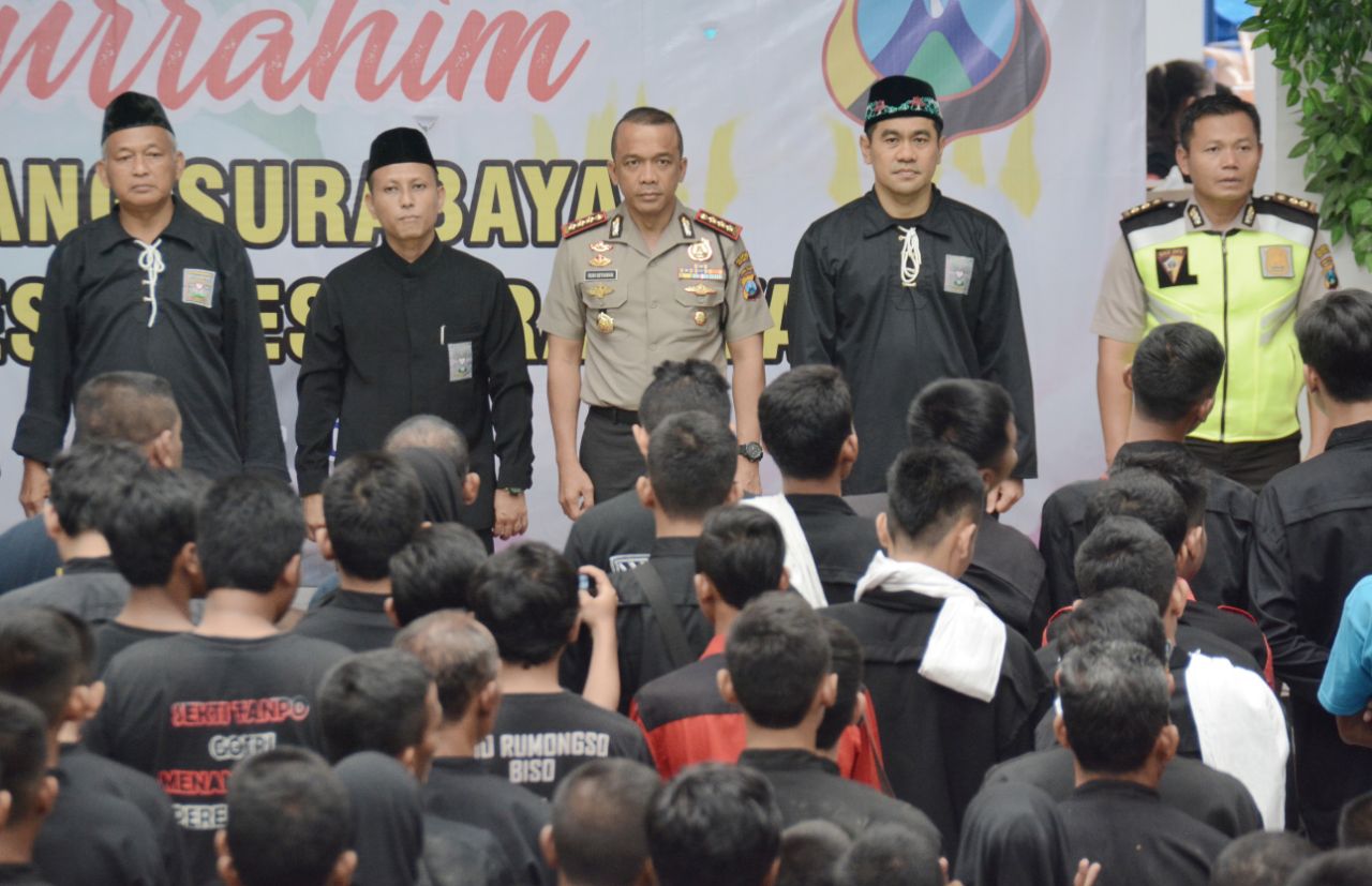 Kapolrestabes Surabaya Kombes Pol Rudi Setiawan dikukuhkan sebagai warga kehormatan Perguruan pencak silat Persaudaraan Setia Hati Teratai (PSHT)  Kota Surabaya, Minggu (10/12) sore tadi. foto:sr 