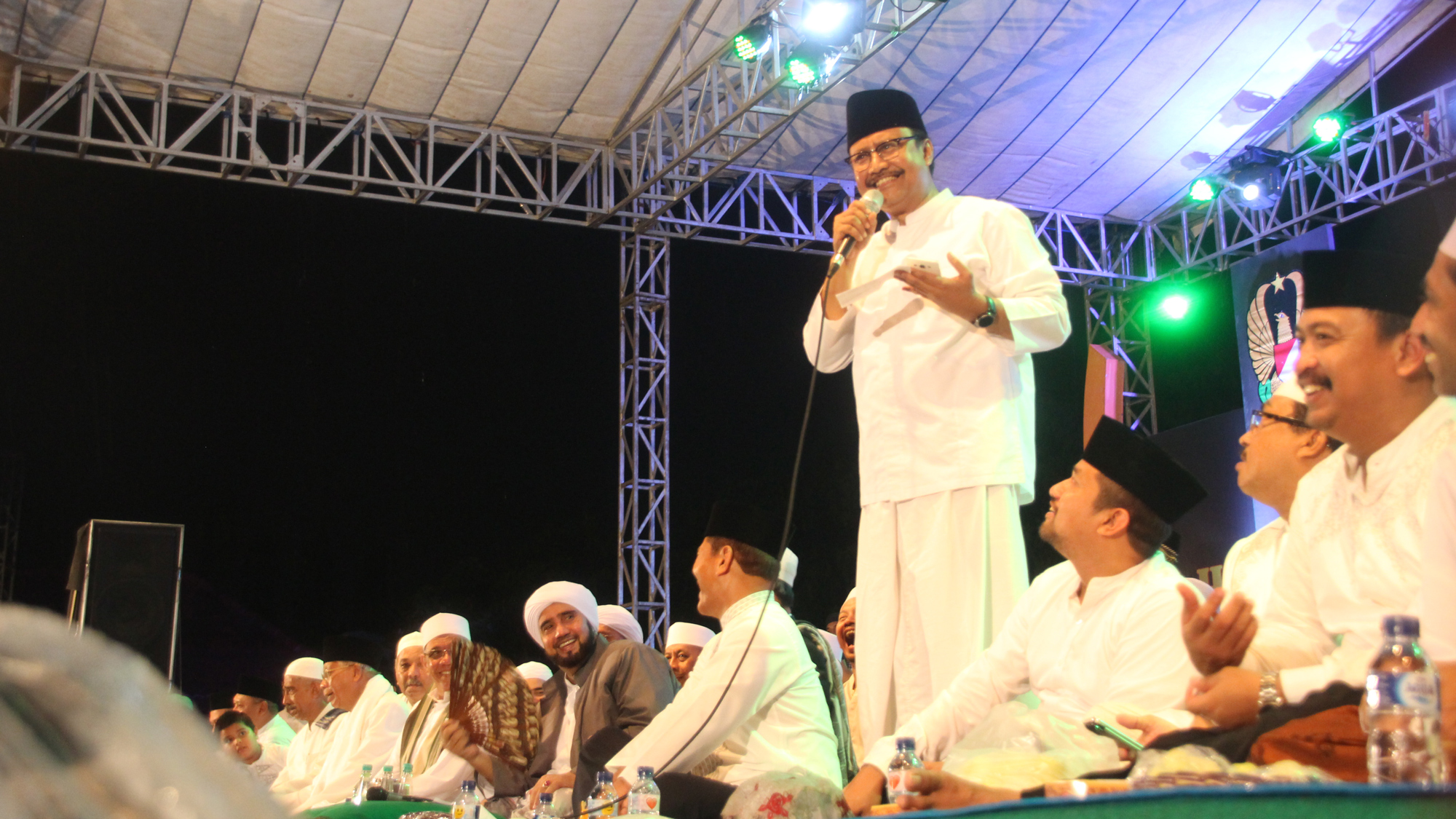 Gus Ipul menghadiri Malam Cinta Rasul HUT TNI AD Kodam V Brawijaya dan Bolodewo Bersholawat bersama Habib Habib Syech Abdul Qodir Assegaf  di Lapangan Makodam V Brawijaya, Minggu, 10 Desember 2017, malam. (Foto: farid/ngopibareng.id)