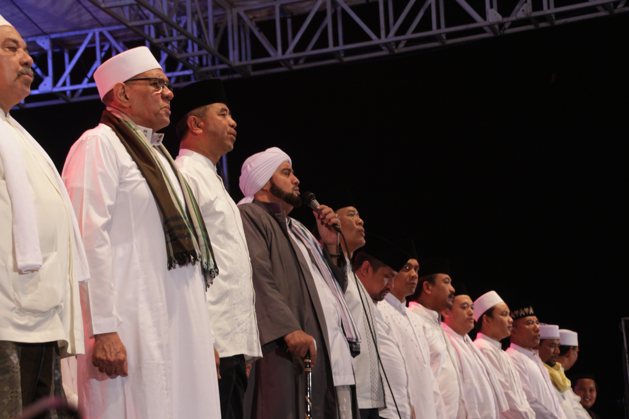 Malam Cinta Rasul HUT TNI AD Kodam V Brawijaya dan Bolodewo Bersholawat bersama Habib Habib Syech Abdul Qodir Assegaf