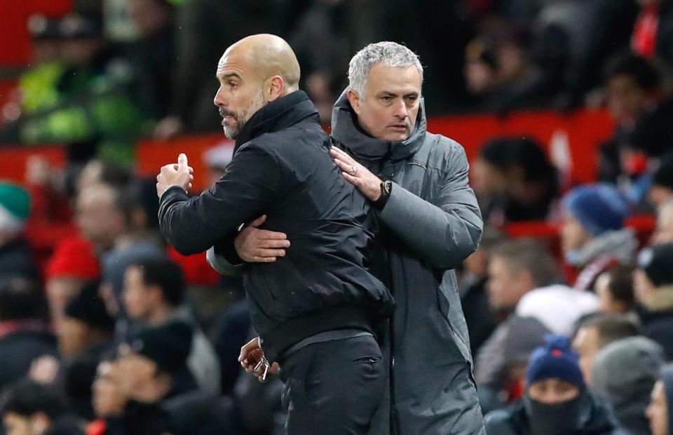 Pelatih Manchester United Pelatih Mourinho berjabatan dengan Pelatih Man City Pep Guardiola. Namun keributan terjadi di ruang ganti. foto: afp