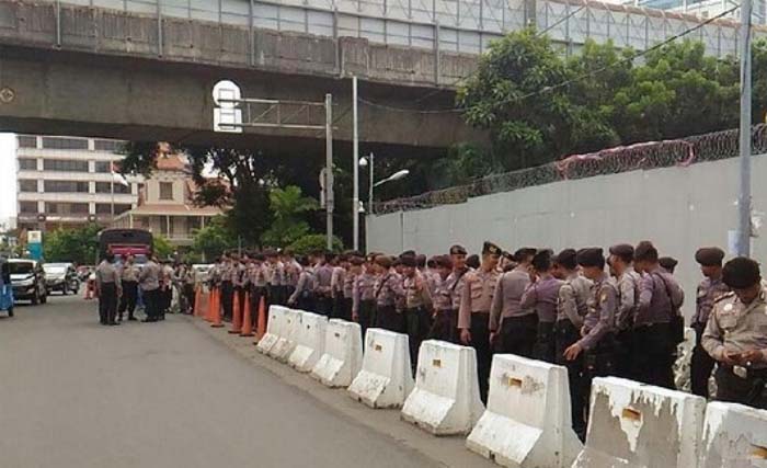 Pengamanan di depan gedung Kedubes AS di Jakarta diperketat gara-gara pernyataan Presiden Donald Trump tentang Yerusalem. (foto: antara)