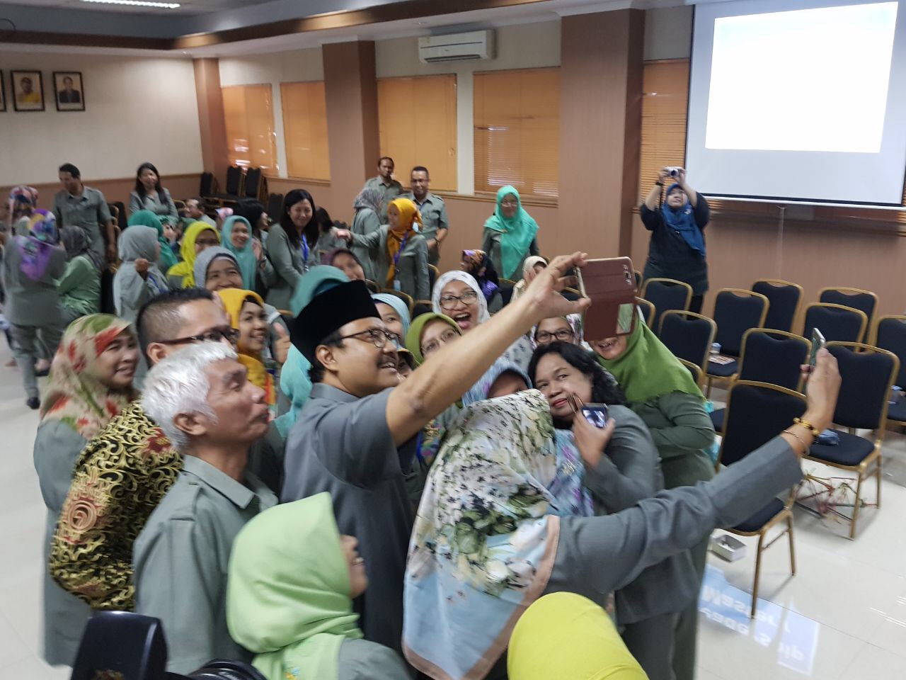 Wagub Jatim Saifullah Yusuf wefie bersama para pengawas BBPOM. Foto : ngopibareng.id