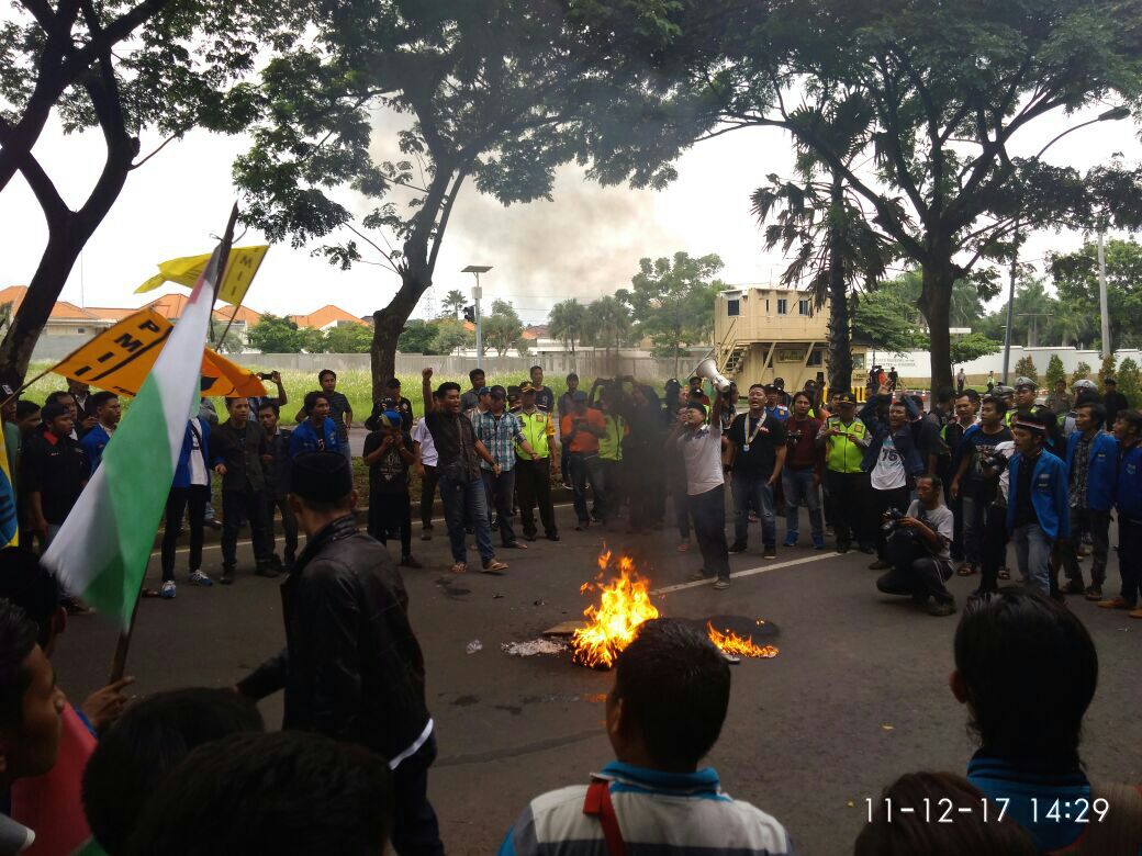 AKSI: Para aktivis PMII ketika melakukan aksi di depan Konjen Amerika Serikat di Surabaya. (foto:ngopibareng.id)