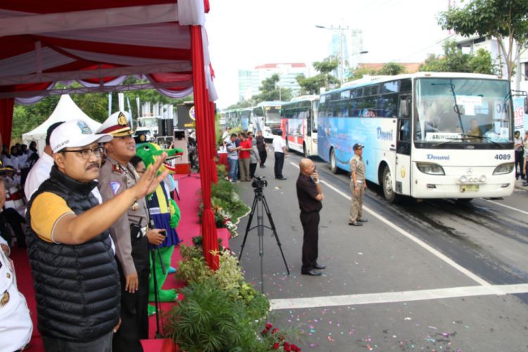 Wagub Jatim Saifullah Yusuf saat memberangkatkan mudik gratis. Foto : Ilustrasi