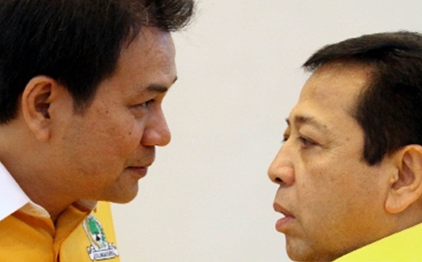 Politisi Golkar, Aziz Syamsuddin dan Setya Novanto. (Foto: Republika)