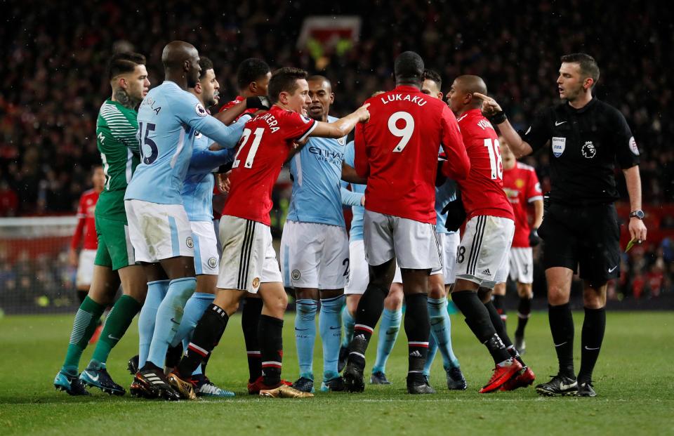 Para pemain Manchester United dan Manchester City sudah panas sejak di dalam lapangan dalam derby Manchester, Minggu (10/12) lalu. foto;afp