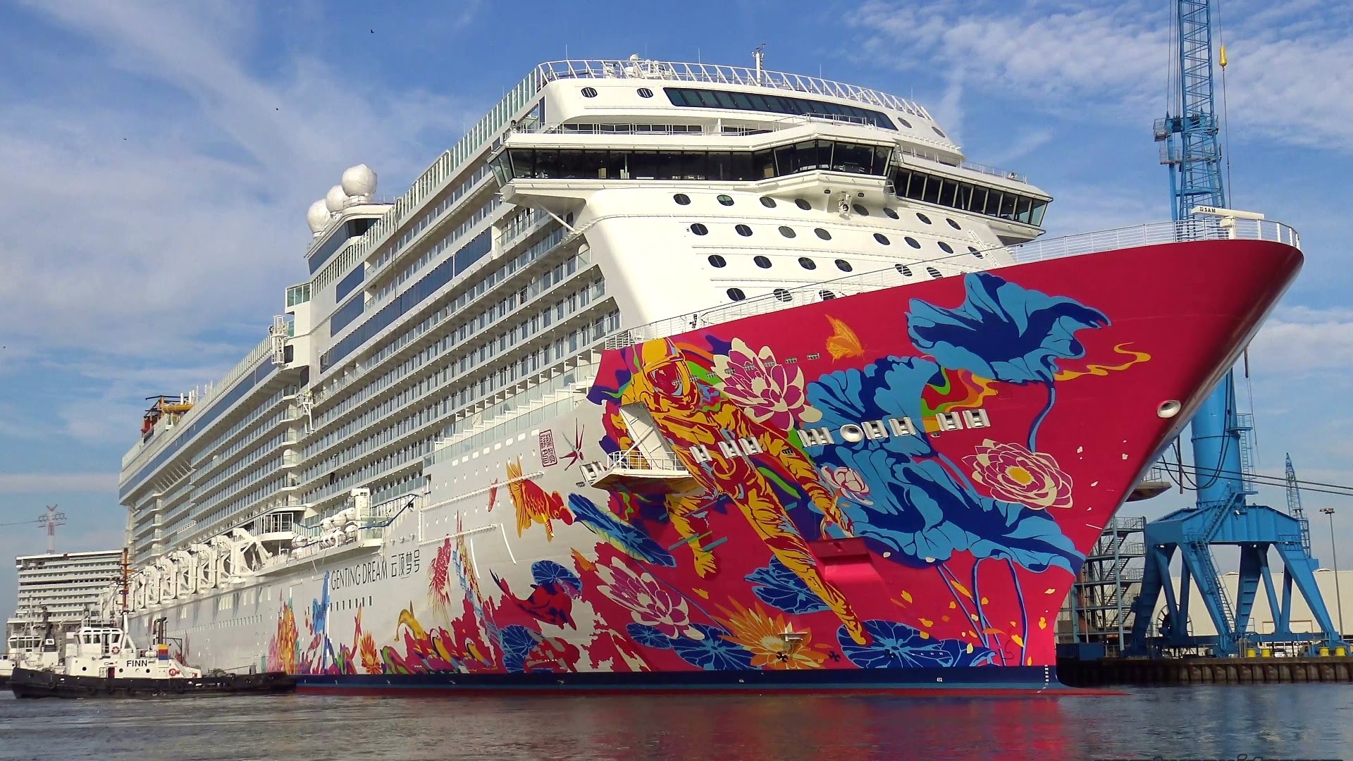 Kapal pesiar Genting Dream mampir ke Surabaya. Kapal yang diklaim sebagai kapal pesiar terbesar ke 15 ini membawa  2.561 penumpang dari berbagai negara. (Foto: Google)