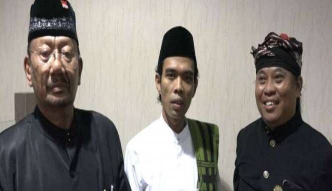 KERUKUNAN: Ustadz Abdul Somad bersama Raja Cokorda Pemecutan (kiri) dan Ngurah Agung (kanan). (foto: dok ngopibareng.id)