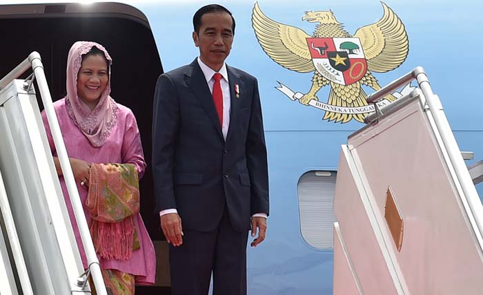 Presiden Joko Widodo (kanan) didampingi Ibu Negara Iriana Joko Widodo (kiri) bertolak ke Turki menggunakan Pesawat Kepresidenan Indonesia-1 di Pangkalan TNI AU Halim Perdanakusuma, Jakarta, Selasa 12 Desember. Presiden menuju Istanbul Turki untuk menghadiri KTT Luar Biasa OKI yang membahas sengketa Israel dan Palestina pascakeputusan sepihak Presiden AS Donald Trump yang mengakui Yerusalem sebagai Ibu Kota Israel. (foto: puspa perwitasari/antara)