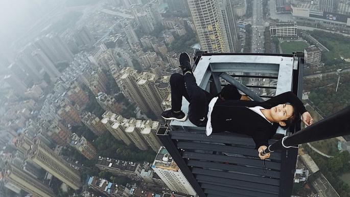 Aksi bahaya Wu Yongning berselfi dari atap gedung pencakar langit sebelum meninggal secara tragis. foto:thetimes