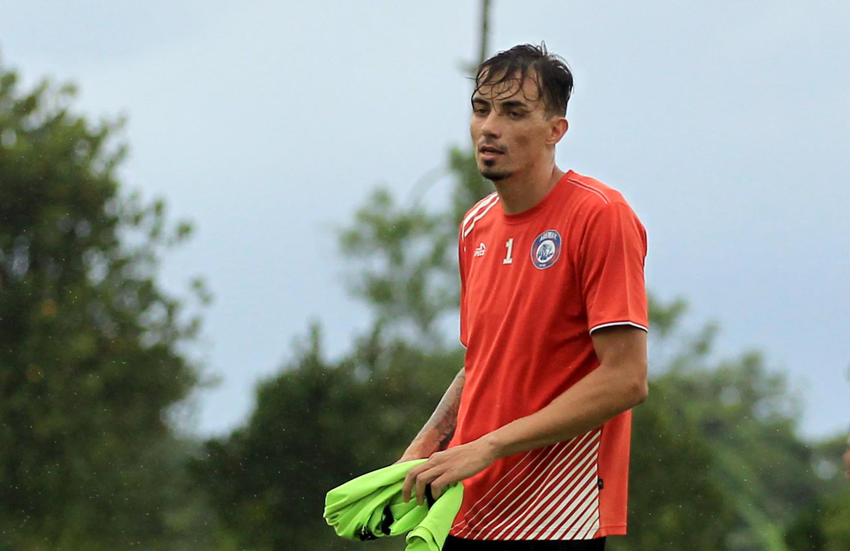 Pemain baru Arema dari Brasil, Rodrigo Ost sudah ikut berlatih sejak Selasa (12/12). foto;ngopibareng.id/bsr