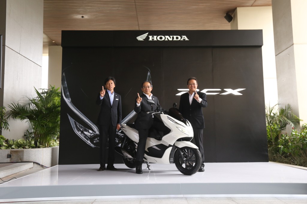 Marketing Director AHM - Shigeto Kimura, President Director AHM – Toshiyuki Inuma dan Direktur Marketing AHM – Thomas Wijaya memperkenalkan sepeda motor terbaru All New Honda PCX 150 di Hotel Fairmont, Jakarta, 13 Desember 2017