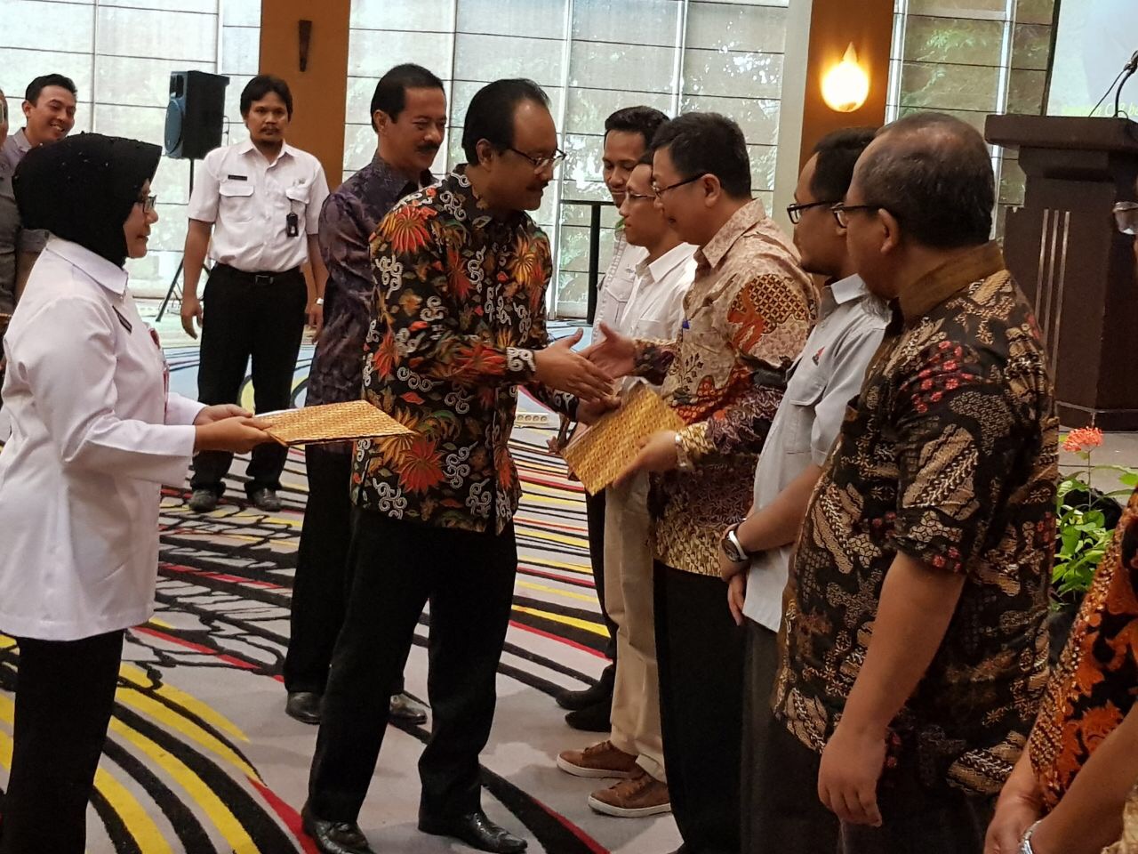 Wagub Jatim Saifullah Yusuf ketika memberikan penghargaan bagi perusahaan yang konsisten dalam menanggulangi pencemaran B3. Foto : ngopibareng