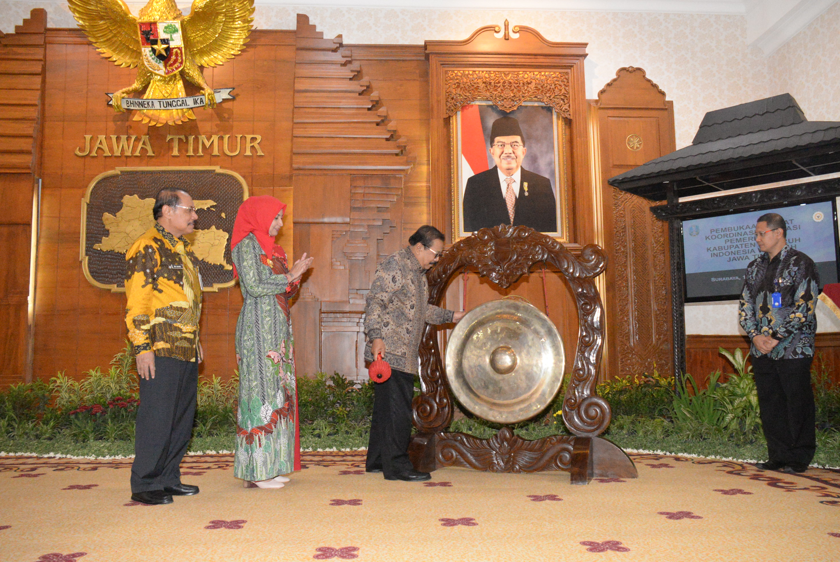 Gubernur Jatim Soekarwo (Pakde Karwo) saat Pembukaan Rapat Koordinasi Asosiasi Pemerintah Kabupaten Seluruh Indonesia (APKASI) Wilayah Jawa Timur di Gedung Negara Grahadi Surabaya, Selasa 12 Desember 2017, malam.