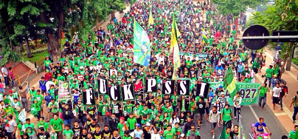 Bonek saat beraksi turun jalan dalam parade bela Persebaya beberapa waktu lalu.foto;ist