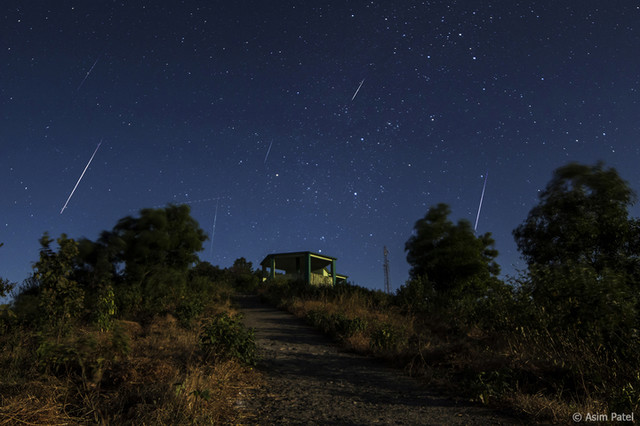 Hujan meteor Geminids di belahan bumi utara pada Desember 2013. (Foto: Asim Patel/Wikimedia Commons)