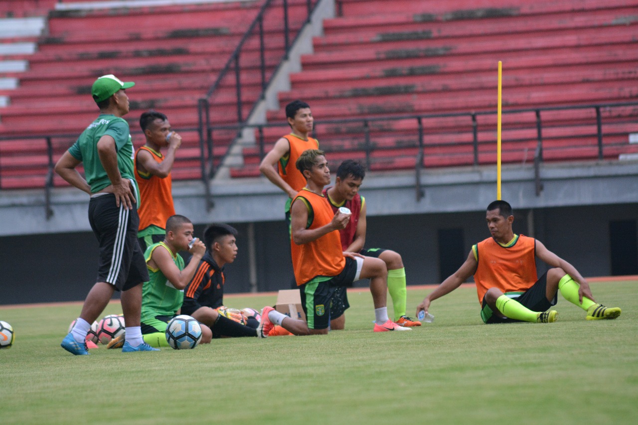 Pemain Persebaya saat latihan di Gelora Bung Tomo, Surabaya. (foto: ngopibareng) 