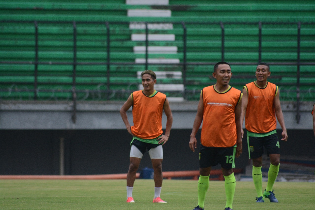 Pemain Persebaya saat latihan di Stadion Gelora Bung Tomo, Surabaya. (foto: ngopibareng) 