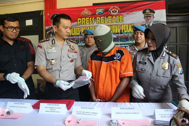 Kapolres Tanjung Perak Surabaya, AKBP Ronny Suseno bersama dengan Edy Widjanarko, tersangka pengirim bom. (Foto: Dokumentasi) 