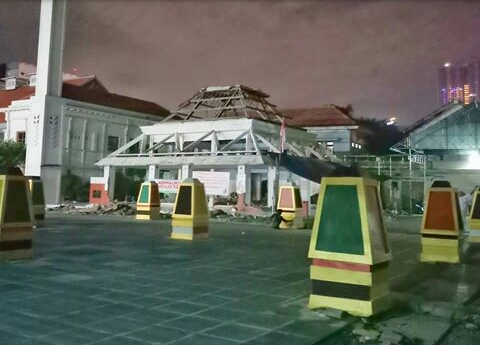 Aksi semalam, Sanggar Merah Putih mengecat Balai Pemuda. Lihatlah masjid dirobohkan, cagar budaya diobrak-abrik. foto: by mustgenthong