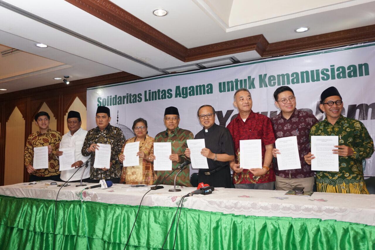 SIKAP: Para tokoh lintas agama memberi Pernyataan Sikap di PBNU Jakarta. (foto: ngopibareng.id)