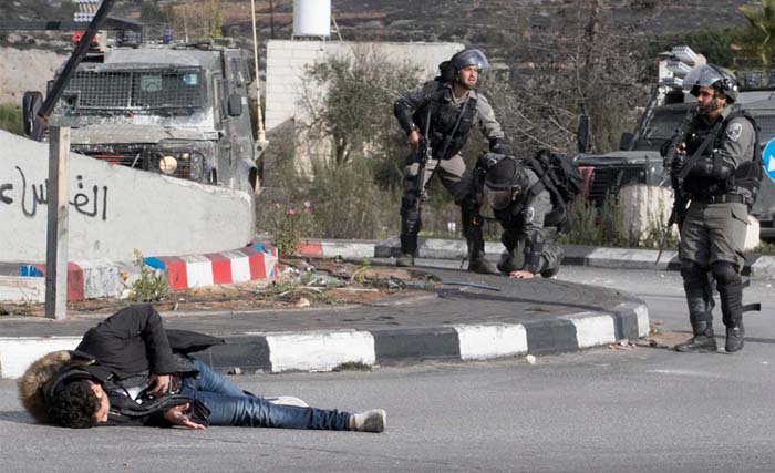 Pemuda Palestina, Mohammed Aqal terungkur setelah ditembak tentara Israel hari Jumat 15 Desember 2017, di Tepi Barat. (foto:the straits times) 