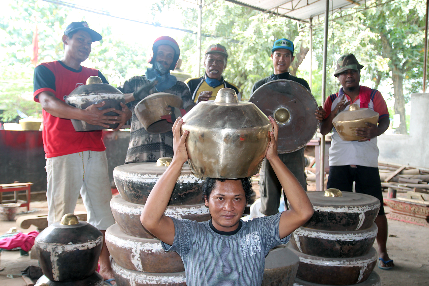 Mereka para pengawal tradisi. Bekerja dengan hati. Mengerjakan yang tidak umum dan justru jarang dapat penghargaan dari dalam negeri. foto:widikamidi