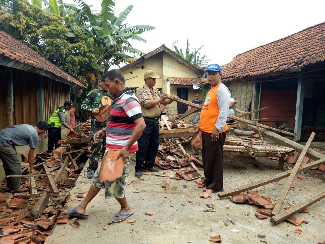 Sebuah rumah yang roboh akibat lindu, Jumat (15/12) malam. Foto : BNPB